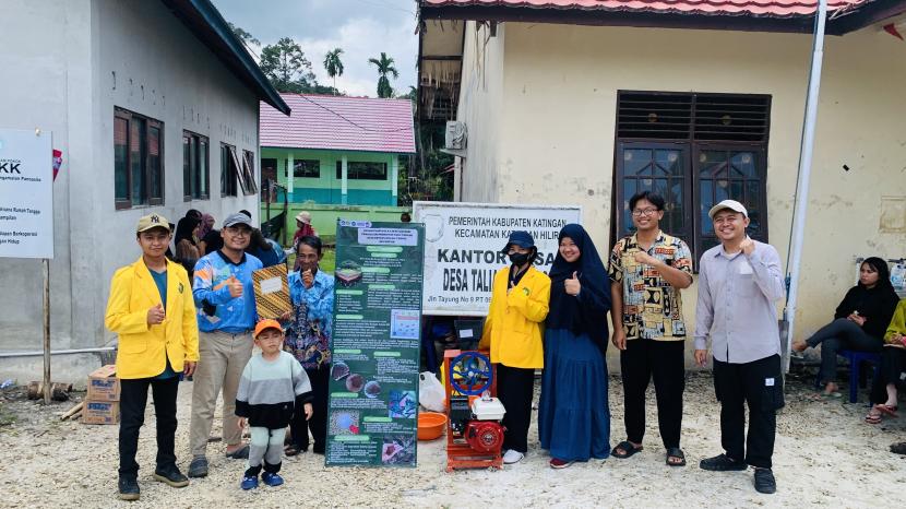 Tiga dosen dari multidisiplin ilmu Universitas Palangka Raya (UPR) berkolaborasi melakukan pengabdian kepada masyarakat (PKM) di Desa Talian Kereng, Kabupaten Katingan, Kalimantan Tengah. 