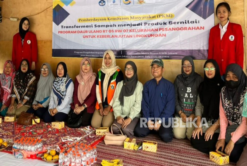 Tiga dosen lintas fakultas Universitas Mercu Buana (UMB) Jakarta melakukan Pengabdian kepada Masyarakat (PkM) dengan mengajak warga mengubah sampah menjadi produk bernilai ekonomi. 