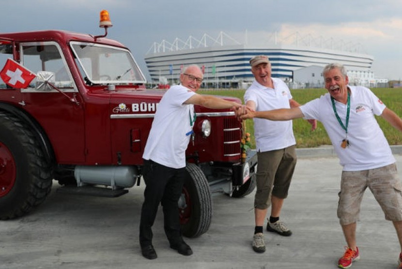 Tiga fan Swiss menempuh perjalanan darat menggunakan traktor dari Swiss menuju Rusia untuk menyaksikan tim dukungannya berlaga di ajang Pilaa Dunia 2018.