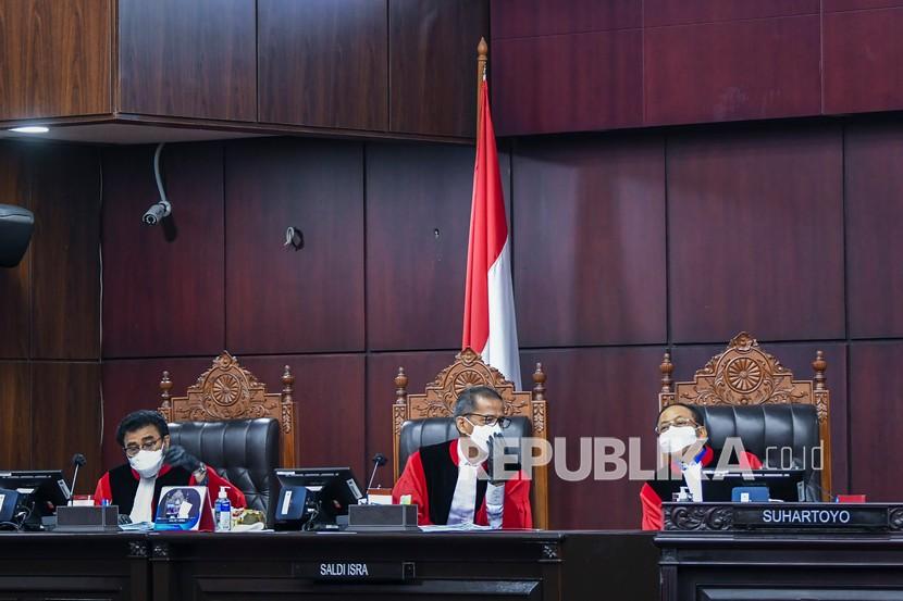 Tiga Hakim Konstitusi Manahan M. P. Sitompul (kiri), Saldi Isra (tengah) dan Suhartoyo (kanan) bersiap dalam sebuah sidang di Gedung Mahkamah Konstitusi, Jakarta. (ilustrasi)