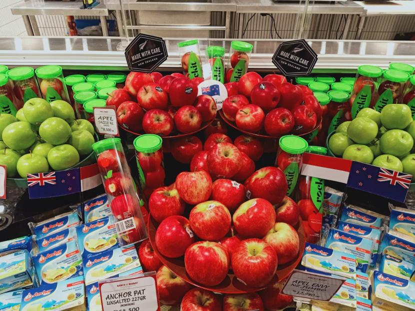 Apel hasil kebun Selandia Baru. Jika tak langsung dihabiskan, apel biasanya akan berwarna kecokelatan.
