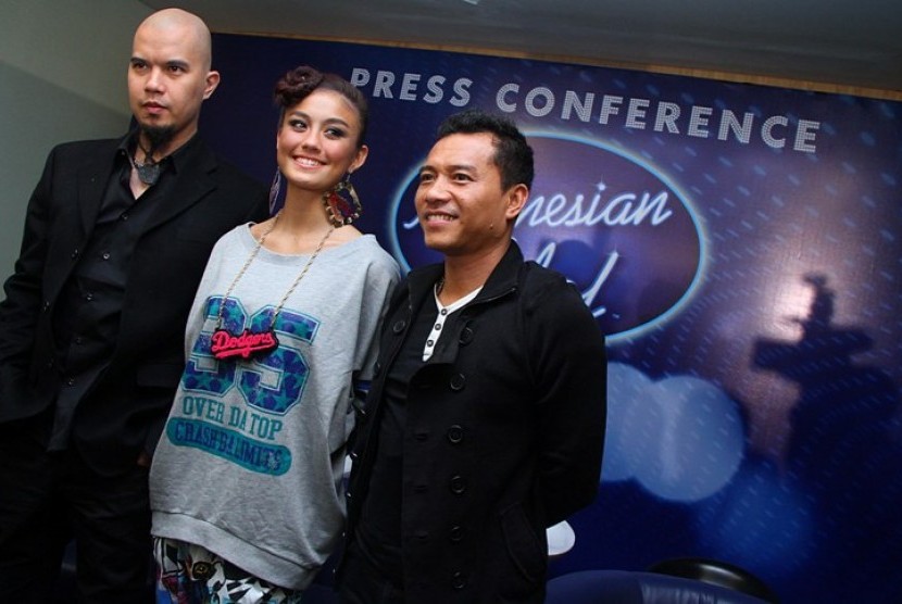  Tiga juri Indonesia Idol 2012, Ahmad Dhani, Agnes Monica, dan Anang Hermansyah saat menghadiri konfrensi pers jelang Indonesia Idol 2012 di Gedung RCTI, Jakarta, Senin, (30/1). Indonesian Idol 2012 merupakan ajang pencarian bakat di bidang tarik suara yan