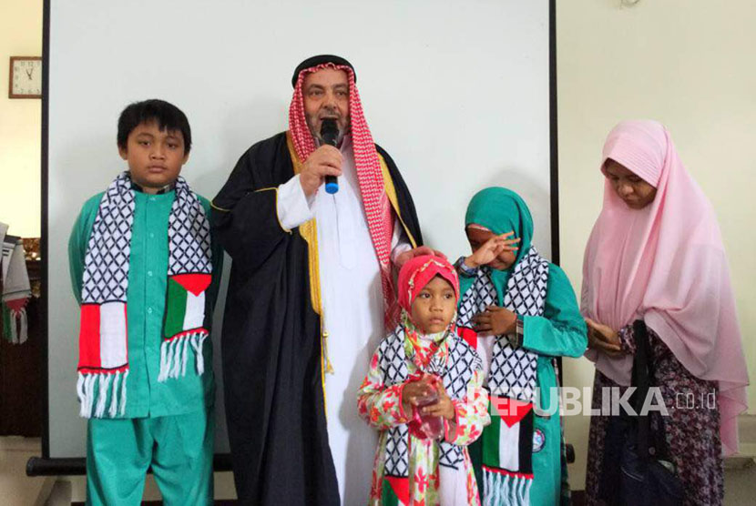 Tiga Kakak Beradik Asal Banggai Berikan Seluruh Tabungannya untuk Bantu Anak-anak Palestina.