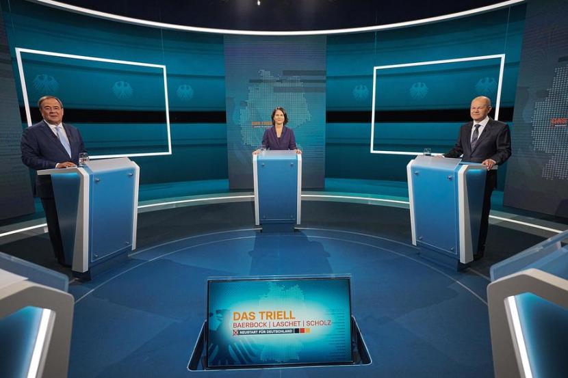 Tiga kandidat yang memperebutkan posisi kanselir Jerman (kiri-kanan) Armin Laschet, Annalena Baerbock, dan Olaf Scholz dalam debat yang ditayangkan televisi Jerman pada Ahad (29/8).