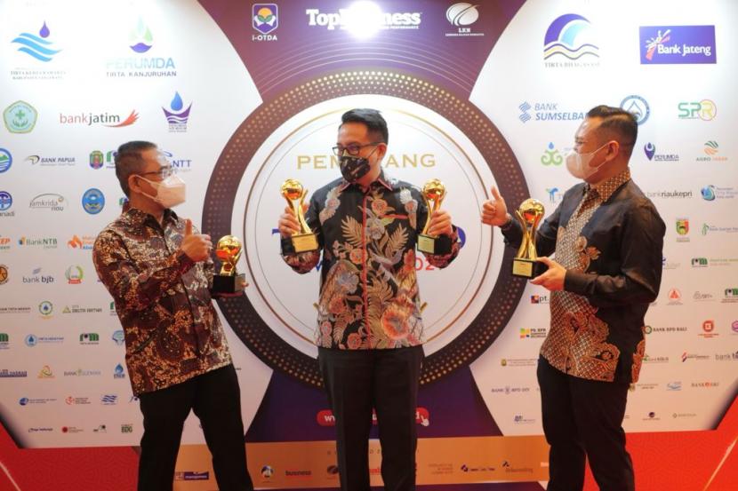 Tiga kategori penghargaan yang disabet oleh JIEP pada malam penghargaan TOP BUMD Award di Jakarta, Jumat (10/9).