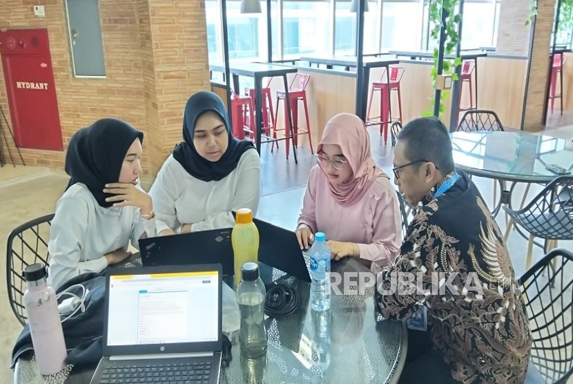 Tiga kelompok mahasiswa Cyber University yang terdiri dari Unguara, Bebbudies, dan Three Angels menjalani transformasi kewirausahaan melalui program bergengsi Youthpreneur Sinar Mas Land 2025. 