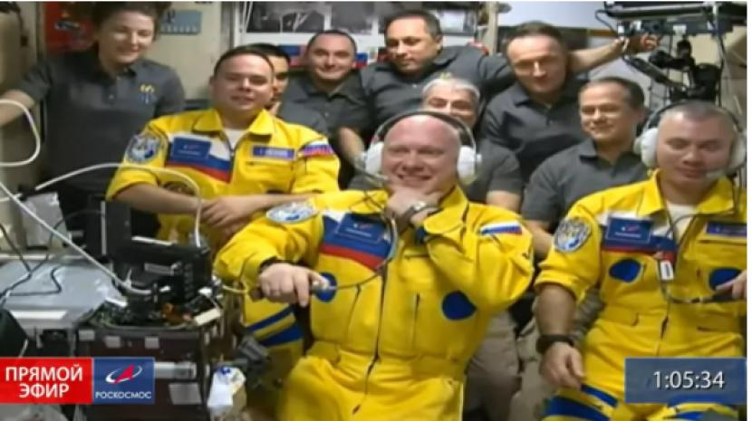 Tiga kosmonaut naik ke Stasiun Luar Angkasa Internasional (ISS) pada Jumat (18/3/2022) mengenakan setelan penerbangan berwarna kuning cerah dan biru
