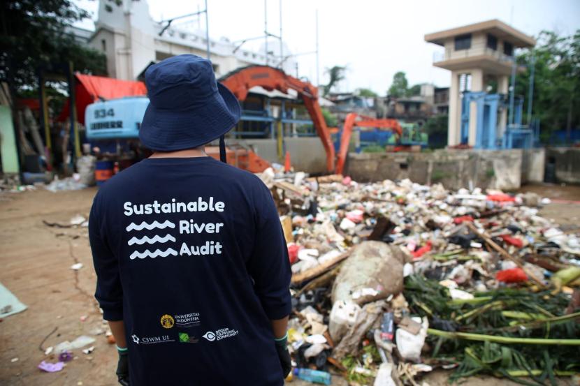 Tiga lembaga melakukan audit sampah di Sungai Ciliwung. DLH DKI Jakarta membentuk Satgas Pemantau Sungai Ciliwung untuk minimalisasi banjir.