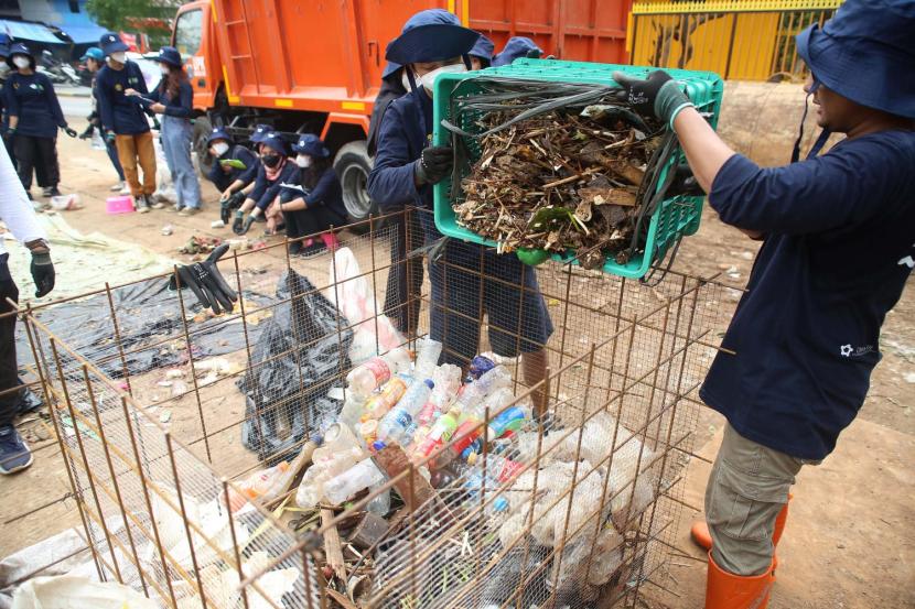 Tiga lembaga melakukan audit sampah di Sungai Ciliwung dari hulur ke hilir di Bogor sampai Jakarta pada Ahad (10/12/2023).