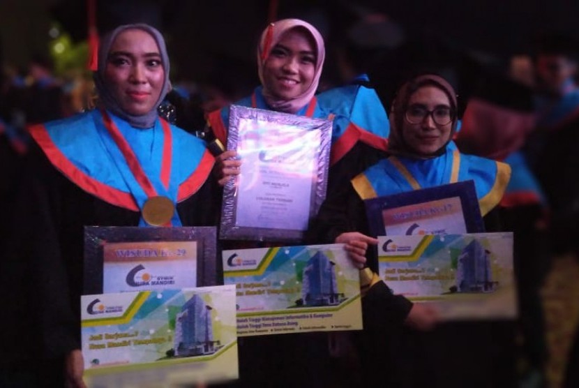 Tiga lulusan terbaik wisuda STMIK Nusa Mandiri yang ke-29.