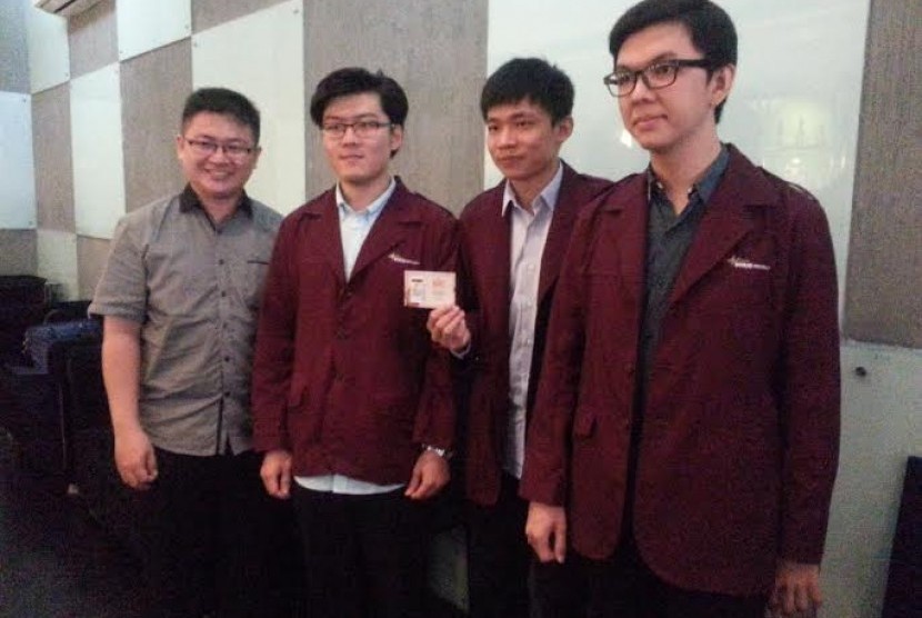 Tiga mahasiswa BINUS University didampingi dosen pembimbing penelitian, Derwin Suhartono.