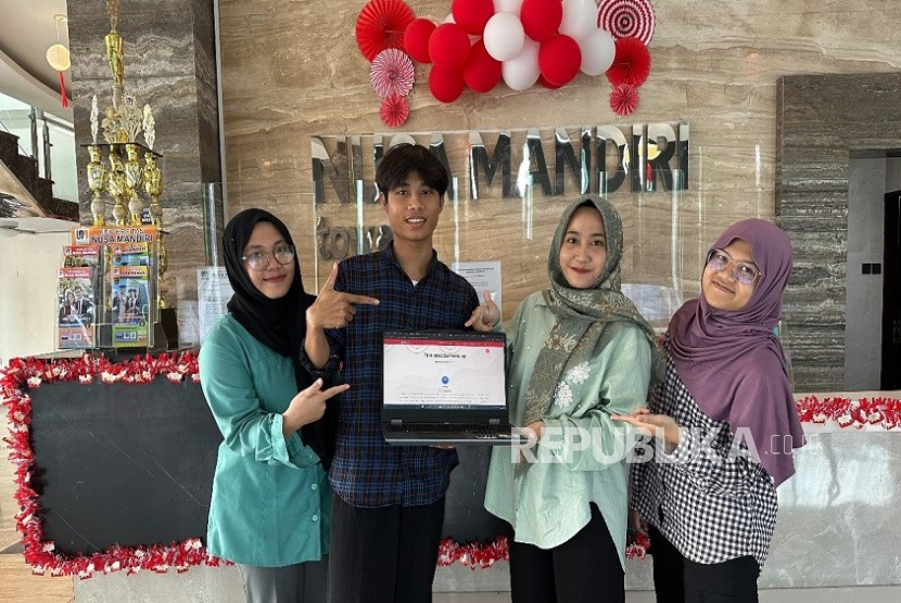 Tiga mahasiswa Bisnis Digital Universitas Nusa Mandiri (UNM) Muhammad Raka Setia, Nazwa Syifa Fitriani, dan Shahnaz Hafiza Bilqis berhasil lolos dan berpartisipasi dalam ajang Pagelaran Mahasiswa Nasional Bidang Teknologi Informasi dan Komunikasi (GEMASTIK) 2025.