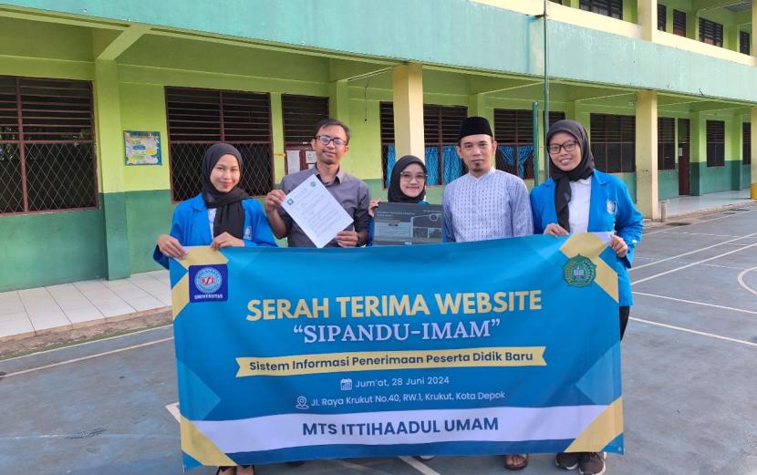 Tiga mahasiswa dari Program studi Sistem Informasi, Universitas BSI (Bina Sarana Informatika) kampus Fatmawati telah menghibahkan website Sistem Informasi Penerimaan Peserta Didik Baru (Sipandu-Imam) kepada MTs Ittihaadul Umam.