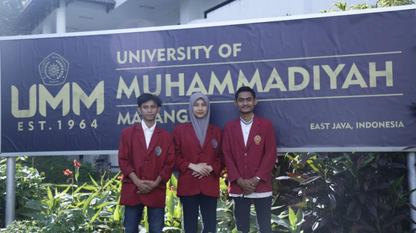 Tiga mahasiswa Fakultas Hukum, Universitas Muhammadiyah Malang (UMM) berhasil menyabet juara satu dalam acara Debat Nasional Political Event 2.0 yang diadakan oleh BEM FMIPA Universitas Negeri Surabaya. 