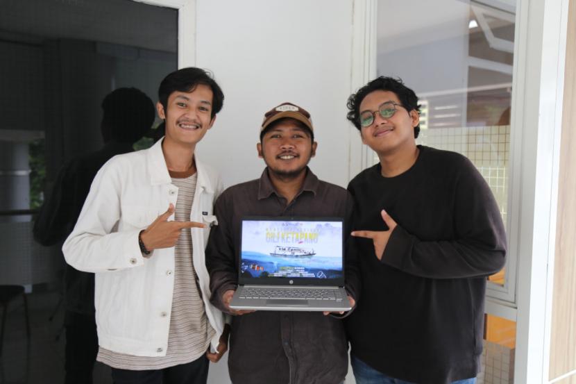 Tiga mahasiswa Prodi Ilmu Komunikasi, Universitas Muhammadiyah Malang (UMM) mampu lulus tanpa menyusun skripsi melainkan hanya perlu memproduksi film yang kini berhasil tayang di Wathcdoc Documentary pada pertengahan Juni lalu. 