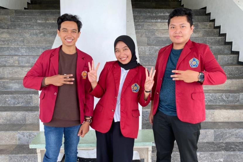 Tiga mahasiswa Program Studi Ekonomi Pembangunan, Fakultas Ekonomi dan Bisnis (FEB), Universitas Muhammadiyah Malang (UMM) berhasil lulus tanpa skripsi. 
