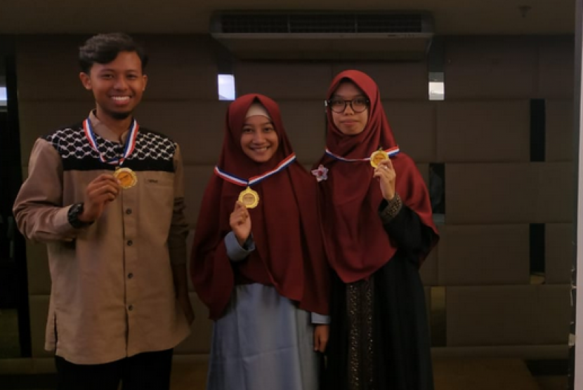 Tiga mahasiswa Sekolah Vokasi Universitas Gadjah Mada (UGM) saat  meraih gelar juara di ASEAN Islamic Student Summit (AISS) di Kuala Lumpur.