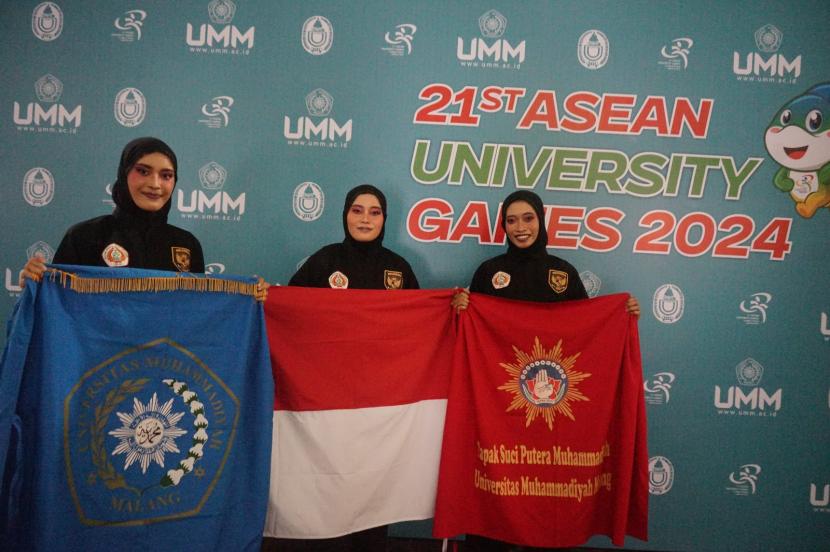 Tiga mahasiswa UMM mewakili Indonesia dan berhasil meraih emas dalam ajang internasional ASEAN University Games (AUG) cabang olahraga Pencak Silat di Indonesia sejak 3 Juli 2024.