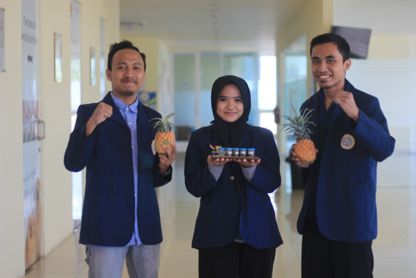 Tiga mahasiswa Universitas Airlangga (Unair) yang menginovasikan limbah kulit nanas menjadi obat luka atau gangguan akibat kerusakan dari keutuhan kulit