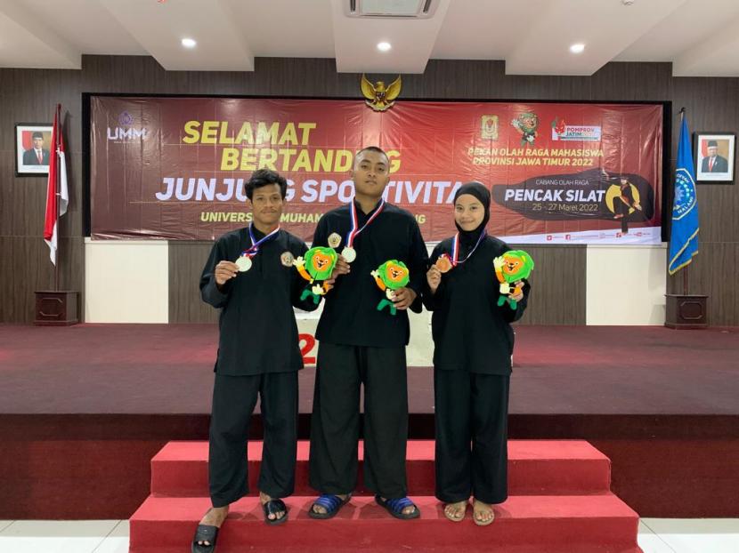  Tiga mahasiswa Universitas Muhammadiyah berhasil meraih juara dalam lomba pencak silat. Ketiganya membawa medali dalam ajang Pekan Olahraga Mahasiswa (Pomprov) Jawa Timur 2022, akhir bulan lalu. 