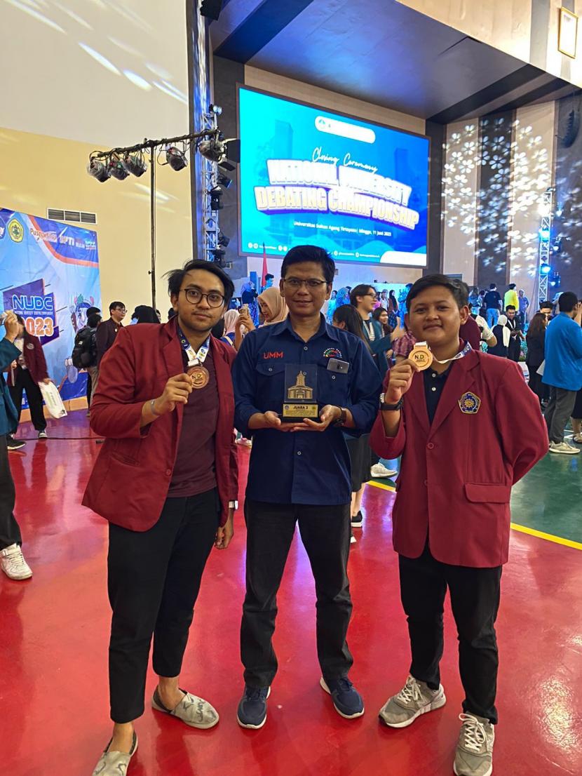 Tiga mahasiswa Universitas Muhammadiyah Malang (UMM) berhasil meraih posisi ketiga di kategori novice dalam National University Debating Championship (NUDC) yang diselenggarakan Pusat Prestasi Nasional (PusPresNas).