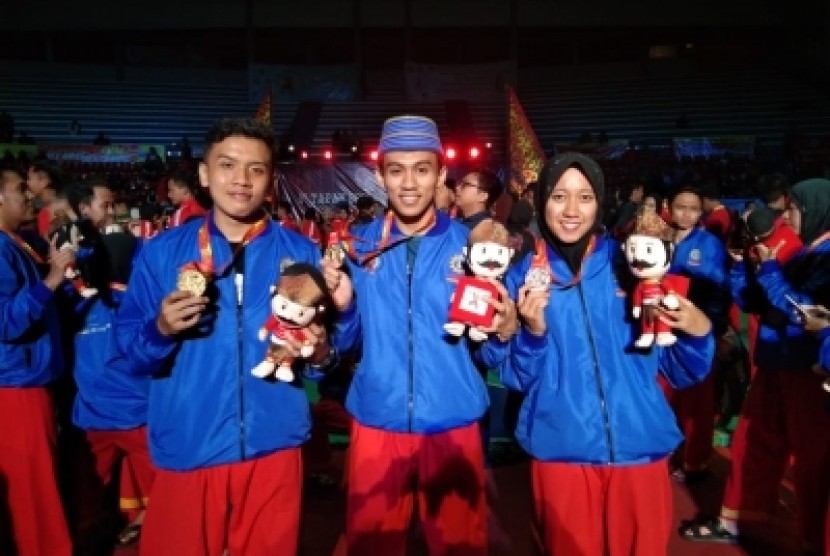 Tiga mahasiswa Universitas Muhammadiyah Yogyakarta (UMY)  yang memenangkan medali emas untuk kategori Ganda Tangan Kosong Putera dan  medali emas untuk kategori Tunggal Tangan Kosong Puteri pada ajang 1st  Tapak Suci World Championship.