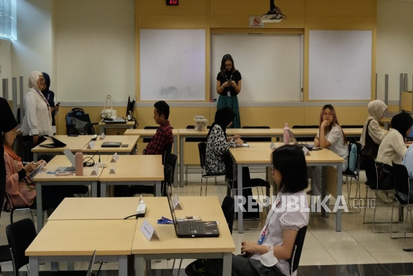 Tiga mahasiswi UNM bergabung dalam Committee SheCodes Society Batch 2, program pemberdayaan perempuan di bidang teknologi. 