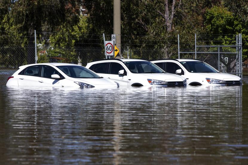 Tiga mobil terjebak dalam banjir di Shepparton, Australia, Senin, 17 Oktober 2022. Sekitar 34.000 rumah dapat terendam atau terisolasi di negara bagian Victoria saat keadaan darurat banjir berlanjut di bagian tenggara Australia, kata seorang pejabat.