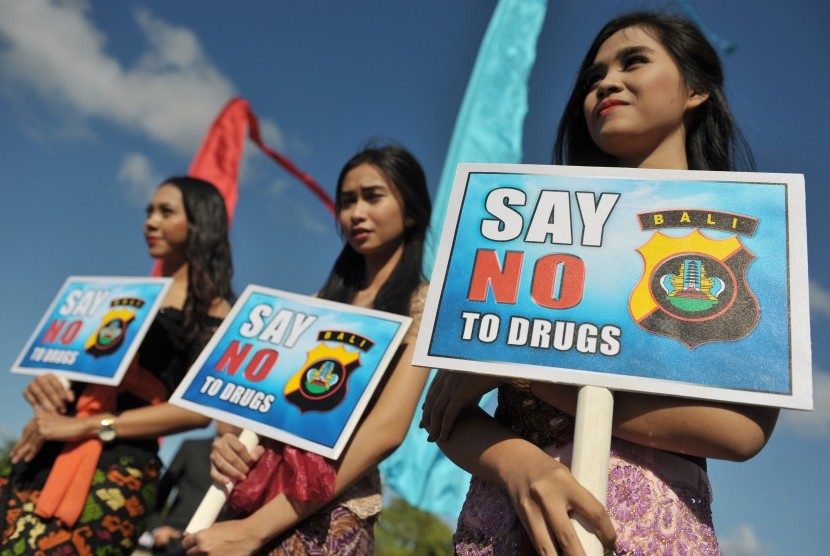 Tiga model berkampanye anti narkoba saat pemusnahan barang bukti narkoba yaitu rangkaian peringatan Hari Bayangkara ke-69 di Lapangan Puputan Margarana, Denpasar, Rabu (1/7). 
