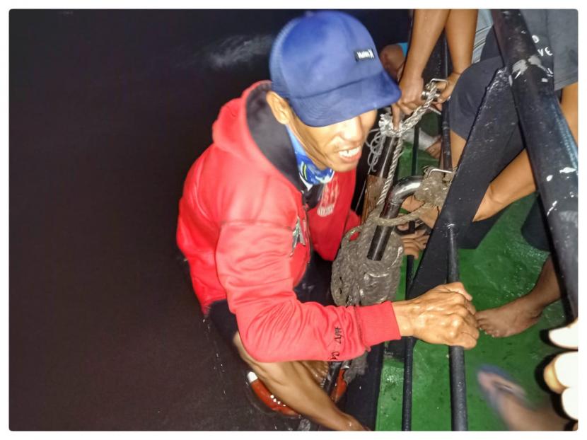Tiga orang nelayan berhasil diselamatkan Kapal Patroli Kesatuan Penjagaan Laut dan Pantai (KPLP) dari Pangkalan Penjagaan Laut dan Pantai (PPLP) Tanjung Perak Surabaya, yakni KN.Chundamani P- 116. 