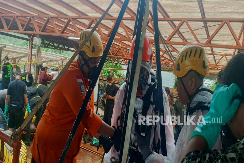 Tiga orang pekerja pabrik terjatuh ke sumur limbah saat tengah membenarkan pompa mesin, Ahad (16/3/2025) kemarin di wilayah Sindanggalih, Kabupaten Sumedang. Mereka ditemukan dalam keadaan meninggal dunia usai dievakuasi oleh tim gabungan penyelamat di lokasi kejadian. 