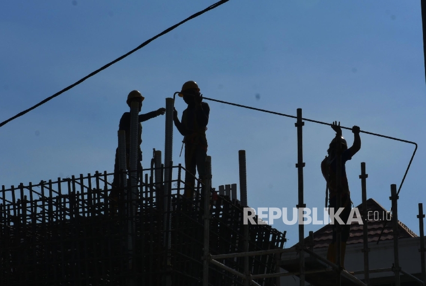 Tiga orang pekerja sedang menyusun besi-besi tiang pancang pada pembangunan konstruksi proyek LRT Jakarta koridor Kelapa Gasing Veldrome, Jakarta Jumat (12/5). 