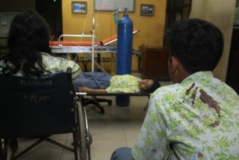 Tiga orang pelajar korban luka mendapatkan perawatan setelah mengalami kecelakaan di RSUD Cierang, Subang, Jawa Barat, Selasa (17/6) malam. 