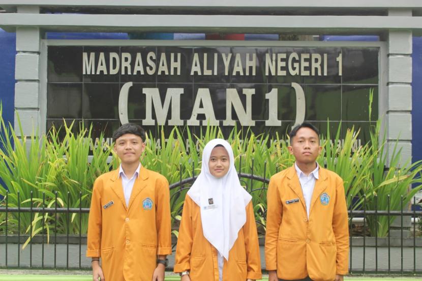 Tiga orang pelajar MAN 1 Kota Sukabumi menjadi juara 1 lomba karya tulis ilmiah yang digelar Universitas Padjadjaran Bandung pada 23 Juli 2022 lalu