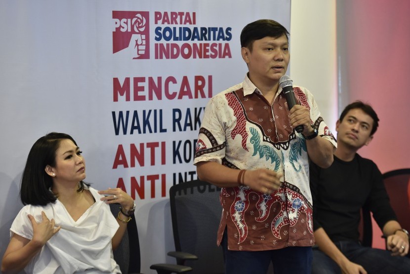 Tiga orang pengacara muda Dini Shanti Purwono (kiri), Surya Tjandra (tengah) dan Rian Ernest Tanudjaja (kanan) memaparkan visi dan misi saat pendaftaran calon anggota legislatif Partai Solidaritas Indonesia di Jakarta, Selasa (31/10). 