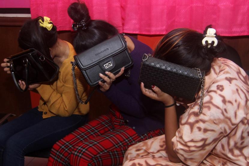 Tiga orang remaja menutup wajah saat menjalani pemeriksaan (ilustrasi). Polda Metro Jaya telah melakukan pemanggilan dan pemeriksaan terhadap pengelola Apartemen Sentra Timur di Jakarta Timur, pada Selasa (5/10). Pemeriksaan tersebut terkait dengan kasus praktik prostitusi yang melibatkan anak di bawah umur.