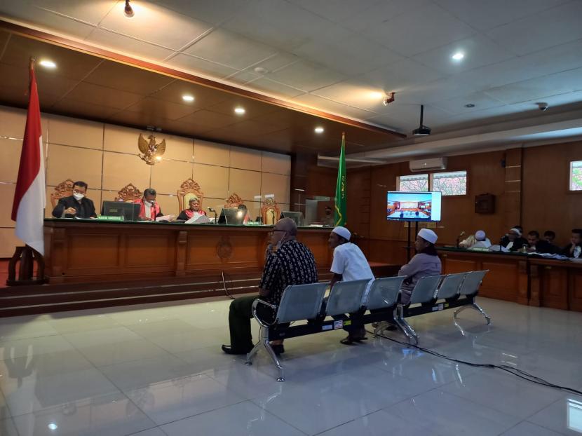 Tiga orang saksi memberikan keterangan pada sidang kasus dugaan penyebaran berita bohong dengan terdakwa Habib Bahar Bin Smith di Pengadilan Negeri Bandung, Kamis (19/5/2022).