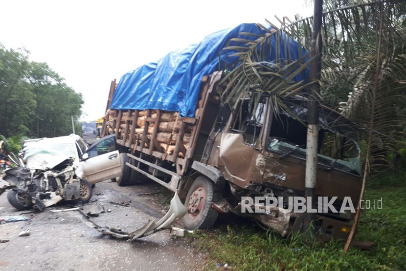 Tiga orang tewas dan tujuh orang luka-luka semuanya warga Kuningan, Jawa Barat, dalam tabrakan di jalan lintas timur Kabupaten Mesuji, Lampung, Rabu (27/12). 