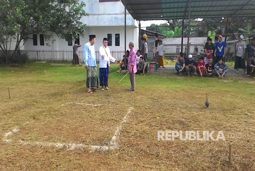  Tiga orang ustadz pengurus Ponpes al-Hikam sedang berdiskusi mengenai titik tempat kuburan untuk pemakaman Alm KH Hasyim Muzadi yang berdada di halaman belakang Masjid Ponpes Al Hikam, Kukusan, Beji, Depok, Kamis (16/3).