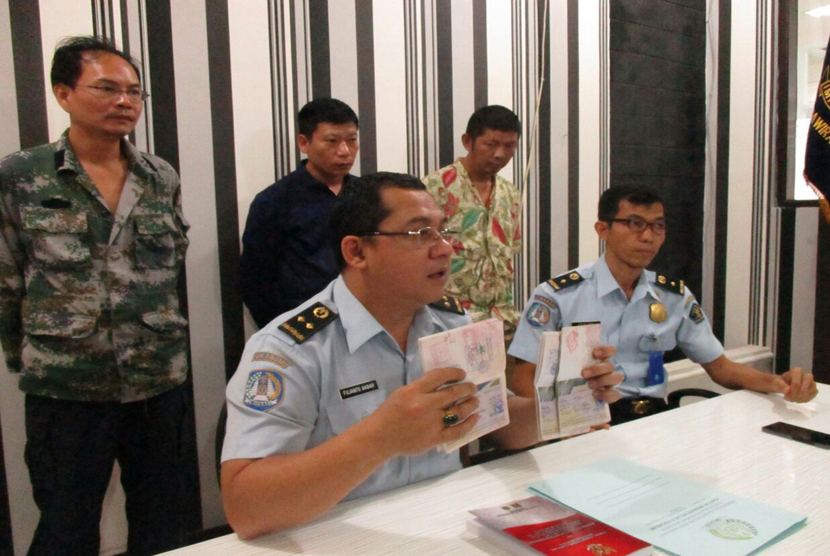 Immigration Office in Sukabumi, West Java, arrested three Chinese nationals for violating stay permits. They made a living by working at a brick factory in Cipicung Village, Gunungguruh, Sukabumi. 