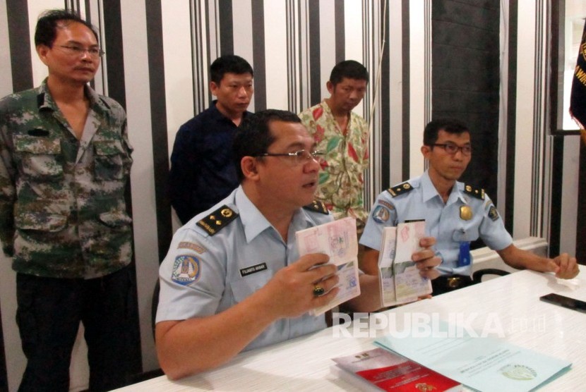 Tiga orang warga negara Cina, pembuat batu bata di Kecamatan Gunungguruh, Kabupaten Sukabumi diamankan Kantor Imigrasi Sukabumi, Kamis (5/1). 