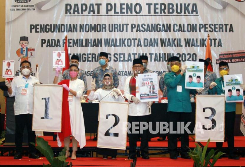 Tiga pasang peserta Pilwakot Tangerang Selatan menunjukan nomor urutnya.