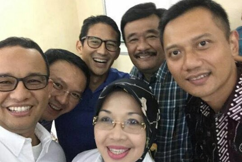 Tiga pasangan calon gubernur dan wakil gubenur DKI berswafoto bersama.