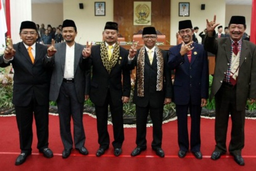 Tiga pasangan calon Gubernur-Wakil Gubernur Sulsel (dari kiri ke kanan), Ilham Arief Sirajuddin-Azis Qahhar Mudzakar, Syahrul Yasin Limpo-Agus Arifin Nu'mang, dan Rudiyanto Asapa-Andi Nawir Pasinringi, saling mengacungkan jari sesuai nomor urut usai pemapa