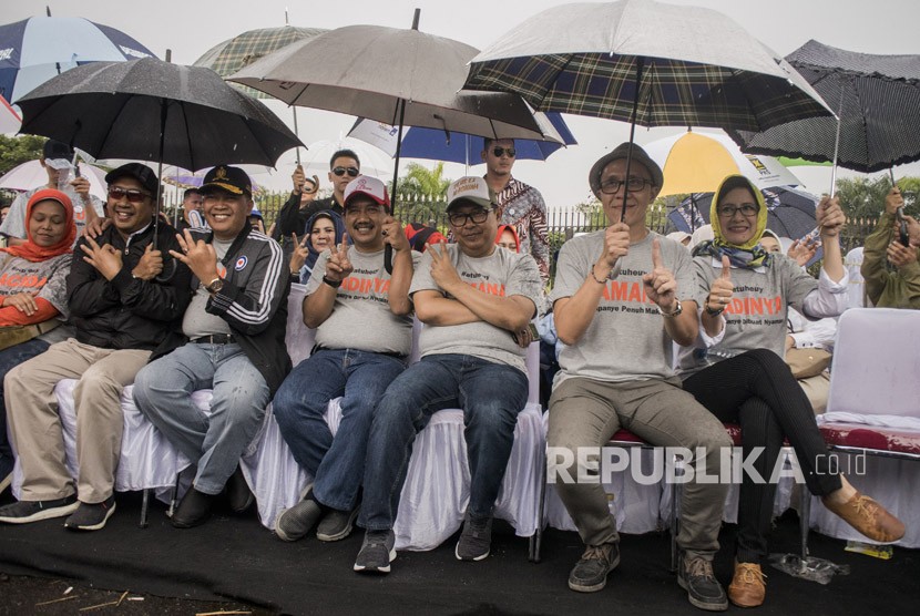 Tiga pasangan Calon Walikota-Wakil Walikota Bandung Nurul Arifin (kanan)-Chairul Yaqin (kedua kanan), Yossi Irianto (ketiga kanan)-Aris Supriatna (keempat kiri), dan Oded Danial(ketiga kiri)-Yana Mulyana (kedua kiri) berpose bersama saat Deklarasi Kampanye Damai Pilwalkot Bandung 2018 di Monumen Perjungan Rakyat, Bandung, Jawa Barat, Kamis (15/2). 