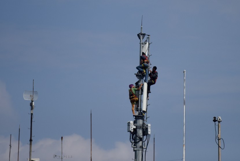 Tiga pekerja menyelesaikan pemasangan antena salah satu provider internet di Kawasan Kota Tua Jakarta. (ilustrasi)