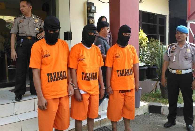 Tiga pelaku pencurian disertai ancaman kekerasan yang ditangkap anggota Polsek Bantar Gebang.