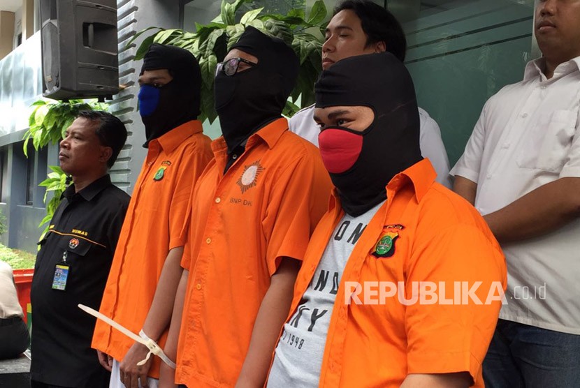 Tiga pelaku peretas 600 website yang ditangkap Polda Metro Jaya bekerjasama dengan FBI, masih berstatus mahasiswa di Surabaya, Jawa Timur.