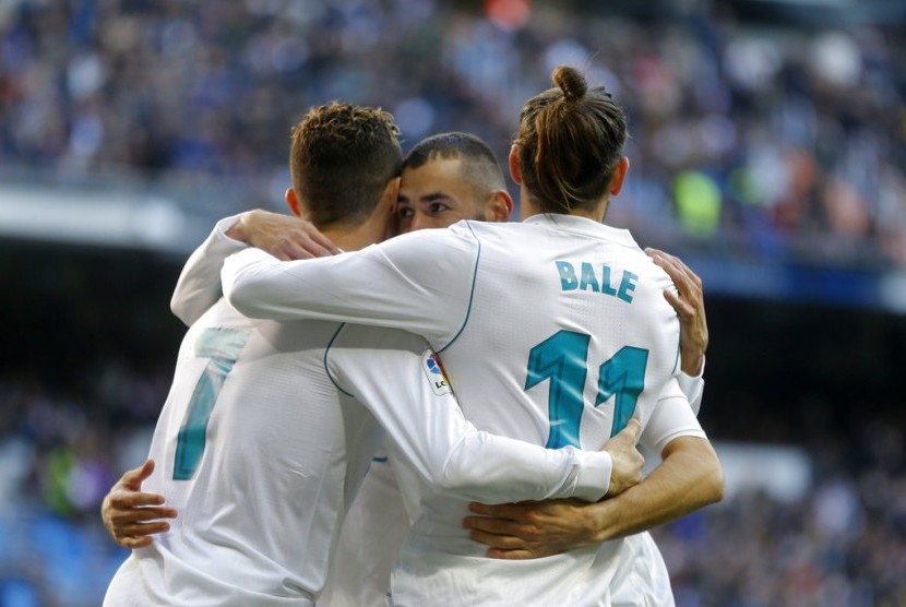 Tiga pemain depan Real Madrid, Cristiano Ronaldo, Karim Benzema, dan Gareth Bale berpelukan merayakan gol ke gawang Alaves pada laga Liga di Santiago Bernabeu, Sabtu (24/2).