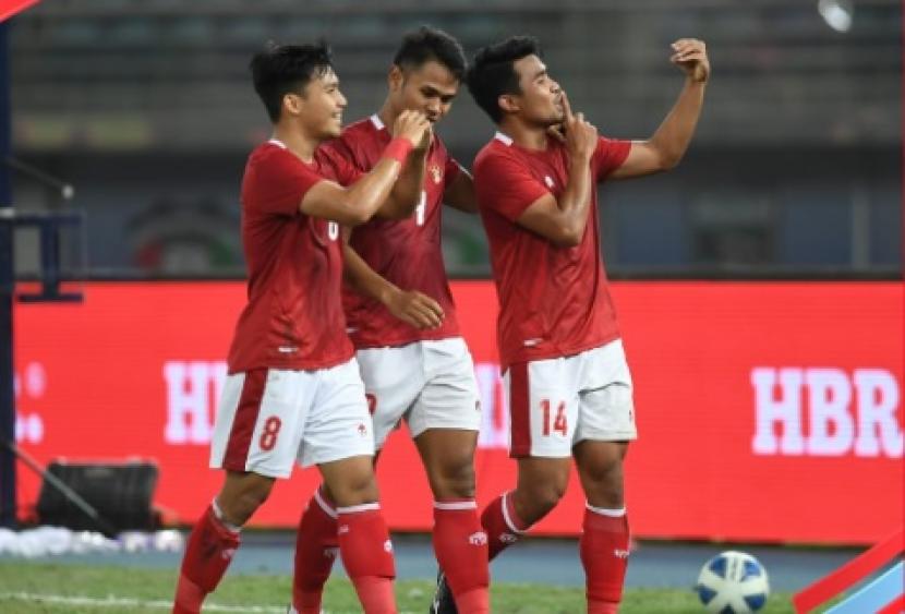 Tiga pemain Indonesia Asnawi Mangkualam (kanan), Dimas Drajad (tengah), dan Witan Sulaeman merayakan gol ke gawang Nepal dalam laga Grup A Kualifikasi Piala Asia 2023, di Jaber Al-Ahmad International Stadium, Kuwait City, Rabu (15/6/2022) dini hari WIB. 